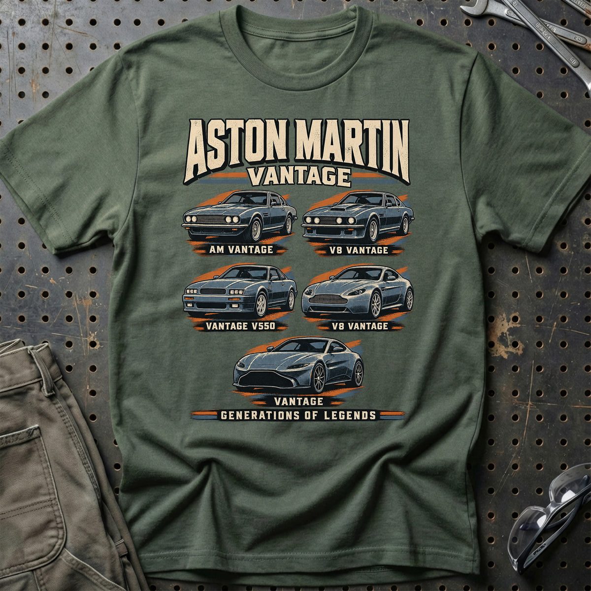 
Aston Martin Vantage – Generations of Legends T-Shirt – Grøn Militær