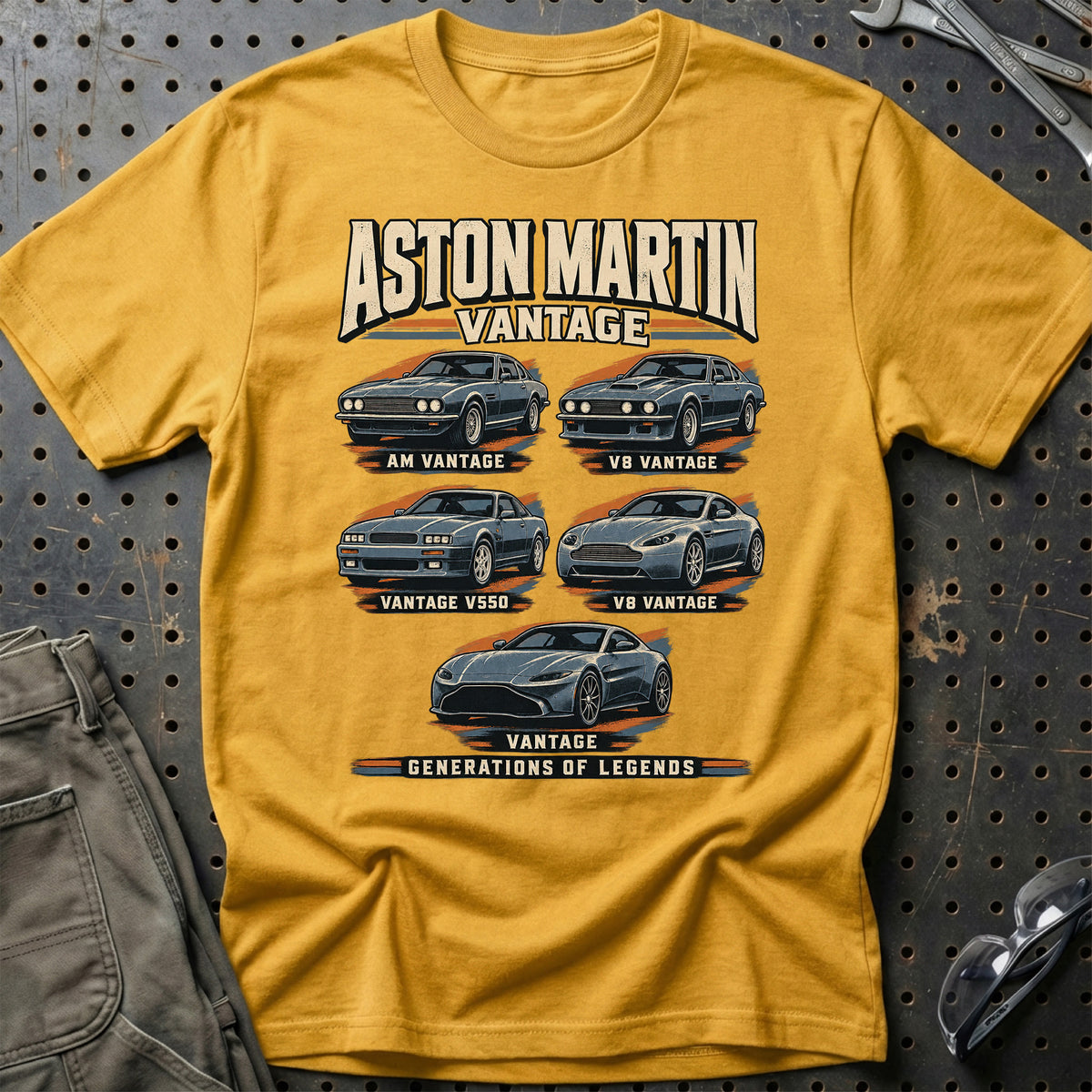 
Aston Martin Vantage – Generations of Legends T-Shirt – Guld