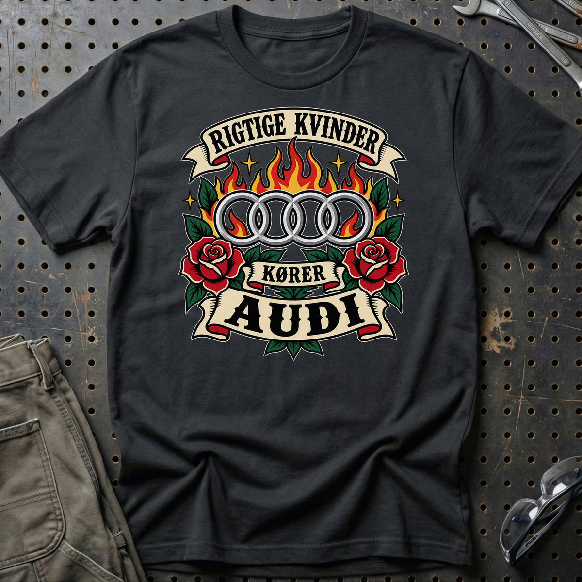 Audi Rigtige Kvinder Kører – Roser og Flammer T-Shirt – Sort