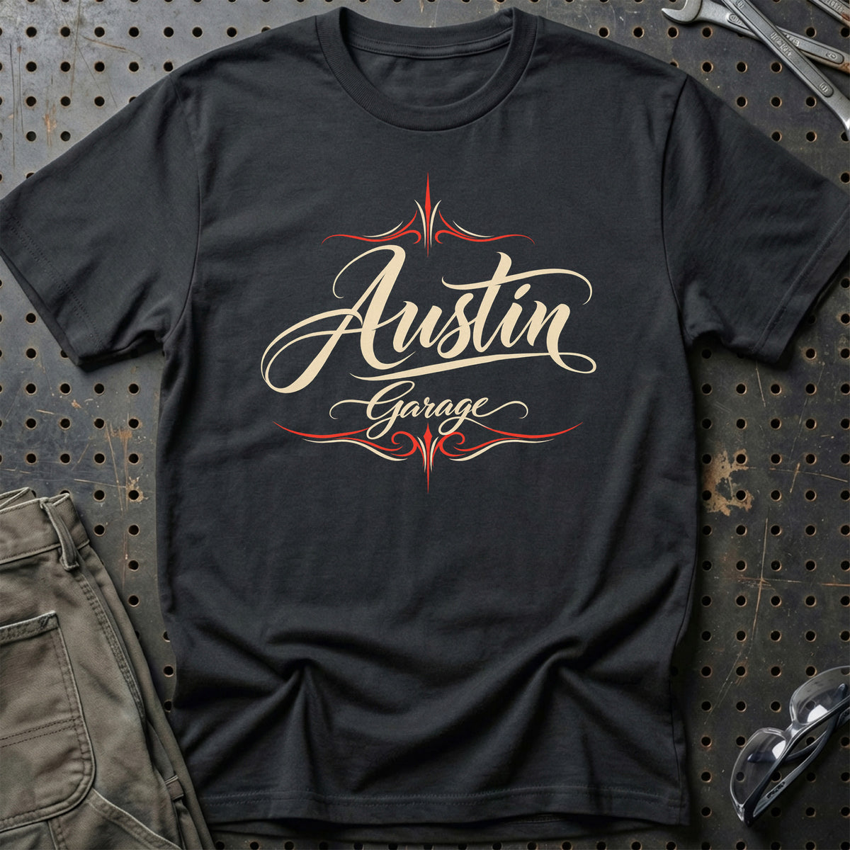 
Austin Garage – Pinstripe – Unisex T-Shirt med tryk foran, farve: Sort
