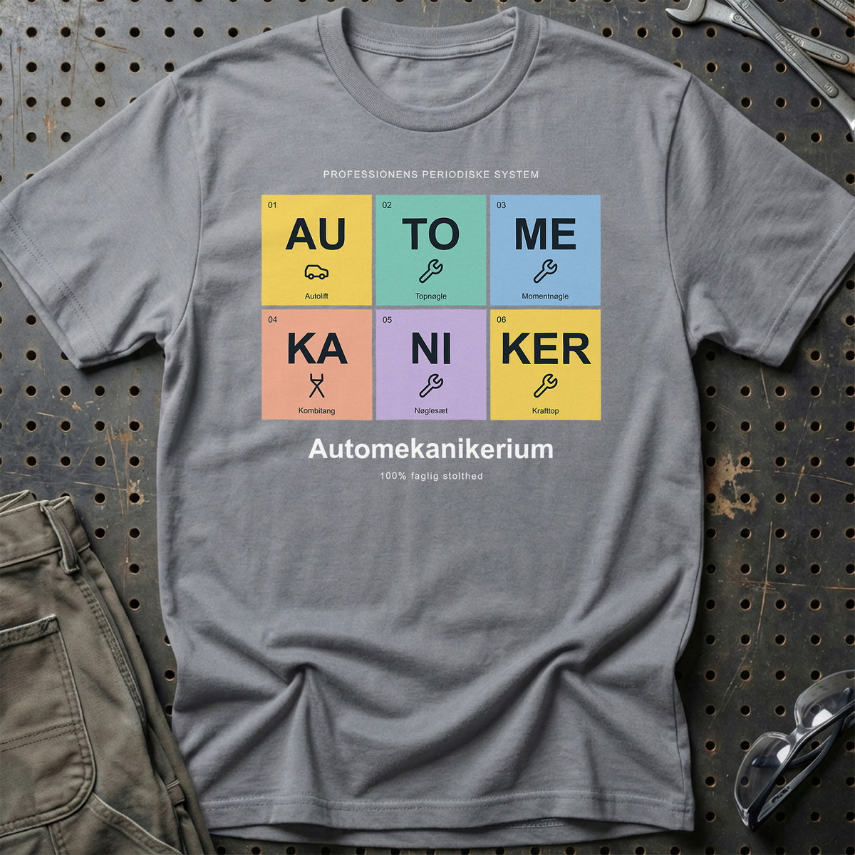 
Automekaniker – Automekanikerium – Unisex T-Shirt med tryk foran, farve: Grå Sport