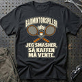 
Badmintonspiller – Jeg smasher, så kaffen må vente – Unisex T-Shirt – Sort