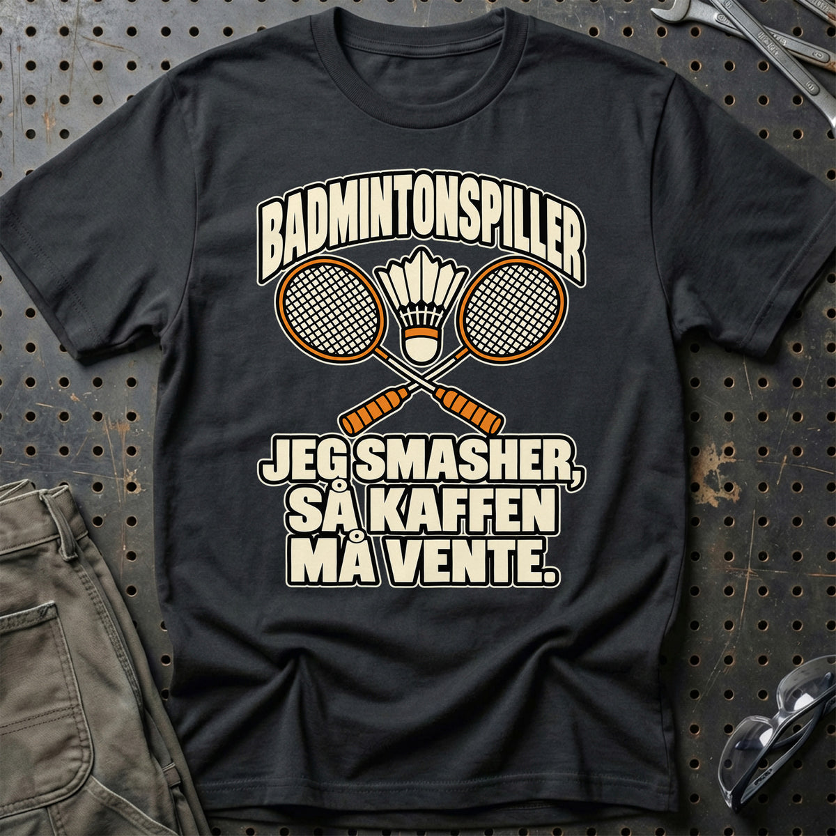 
Badmintonspiller – Jeg smasher, så kaffen må vente – Unisex T-Shirt – Sort