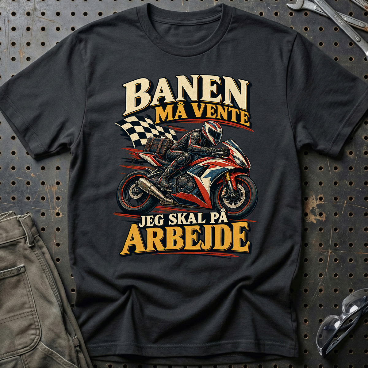 
Banen må vente jeg skal på arbejde – Illustration – Unisex T-Shirt – Sort