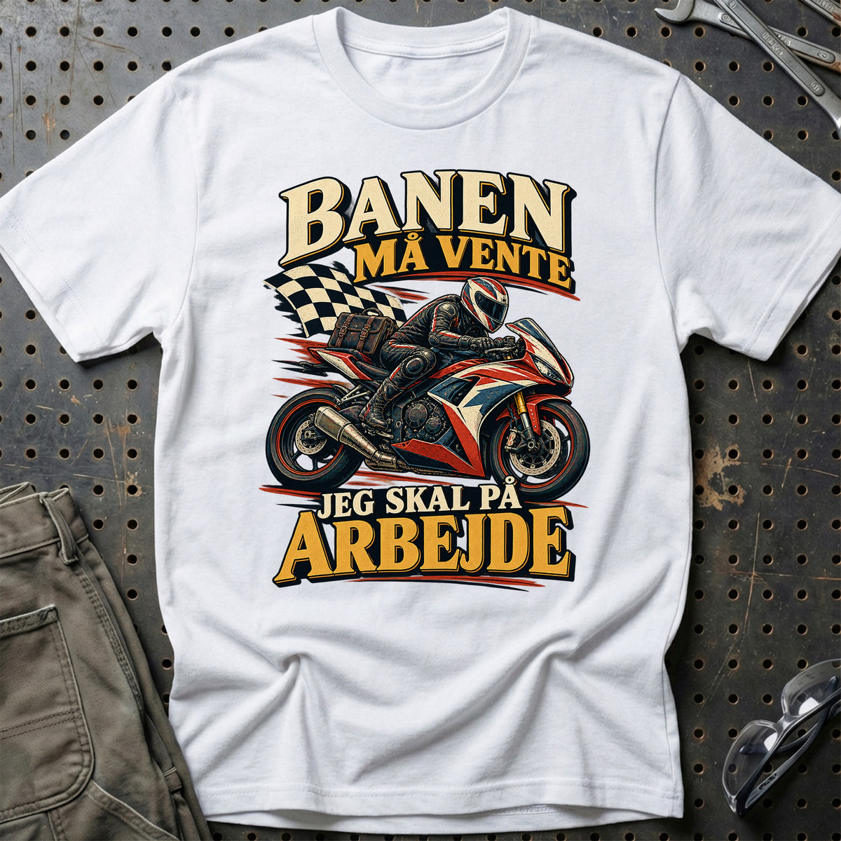 
Banen må vente jeg skal på arbejde – Illustration – Unisex T-Shirt – Hvid