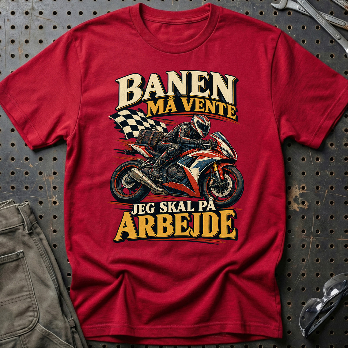
Banen må vente jeg skal på arbejde – Illustration – Unisex T-Shirt – Rød