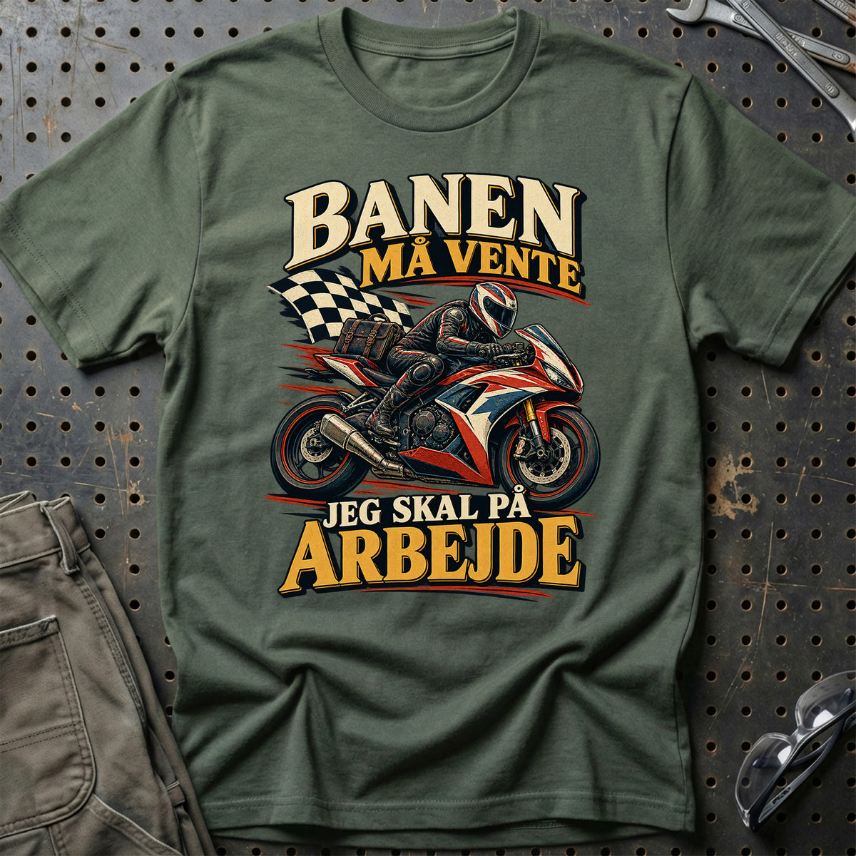 
Banen må vente jeg skal på arbejde – Illustration – Unisex T-Shirt – Grøn Militær