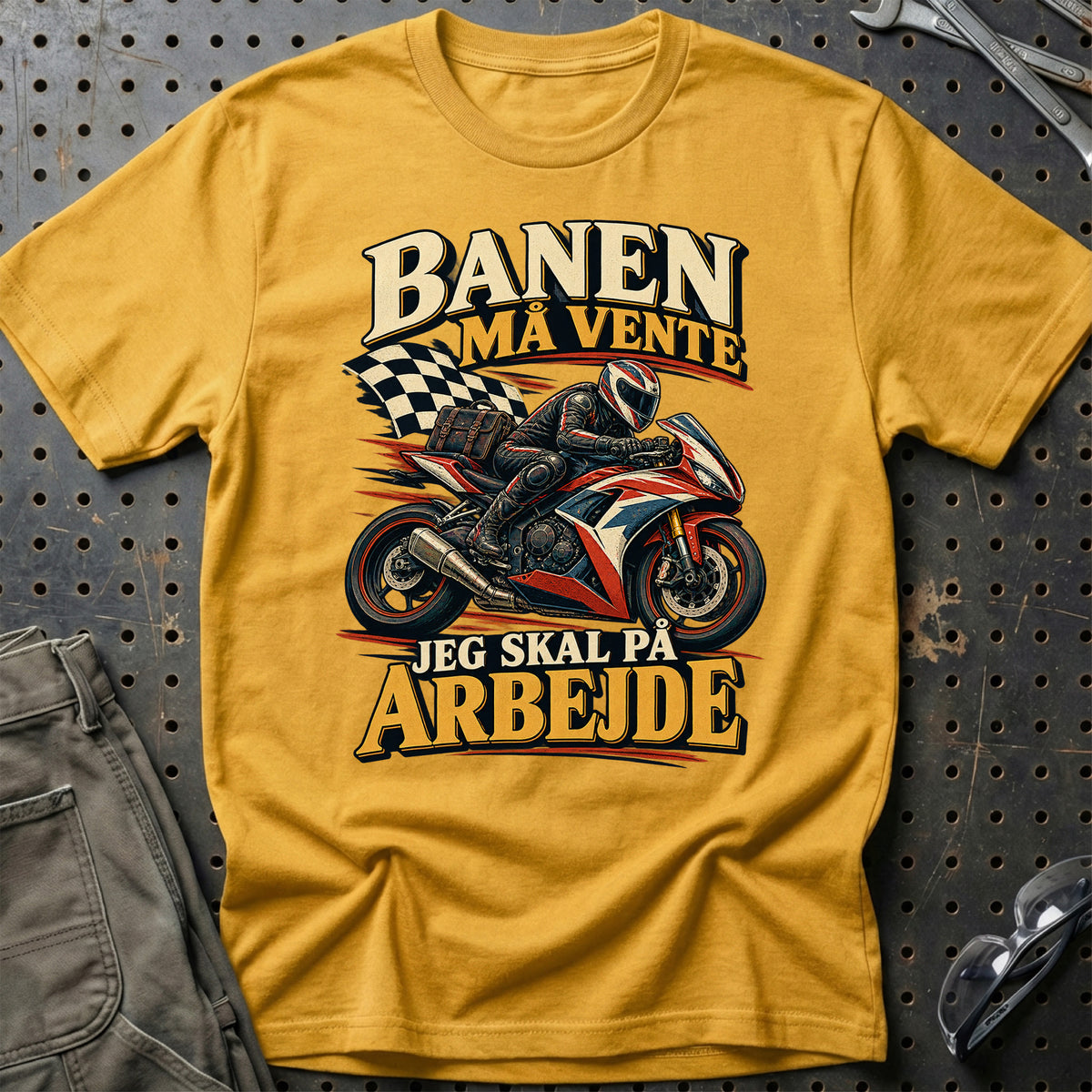 
Banen må vente jeg skal på arbejde – Illustration – Unisex T-Shirt – Guld