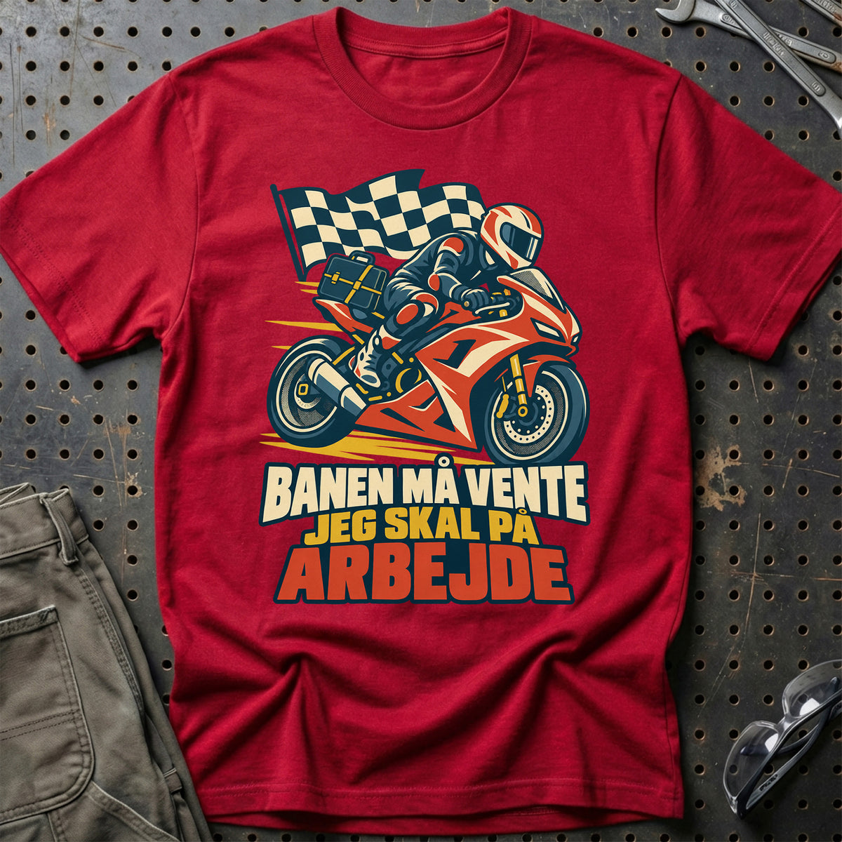 
Banen må vente jeg skal på arbejde – Retro – Unisex T-Shirt – Rød