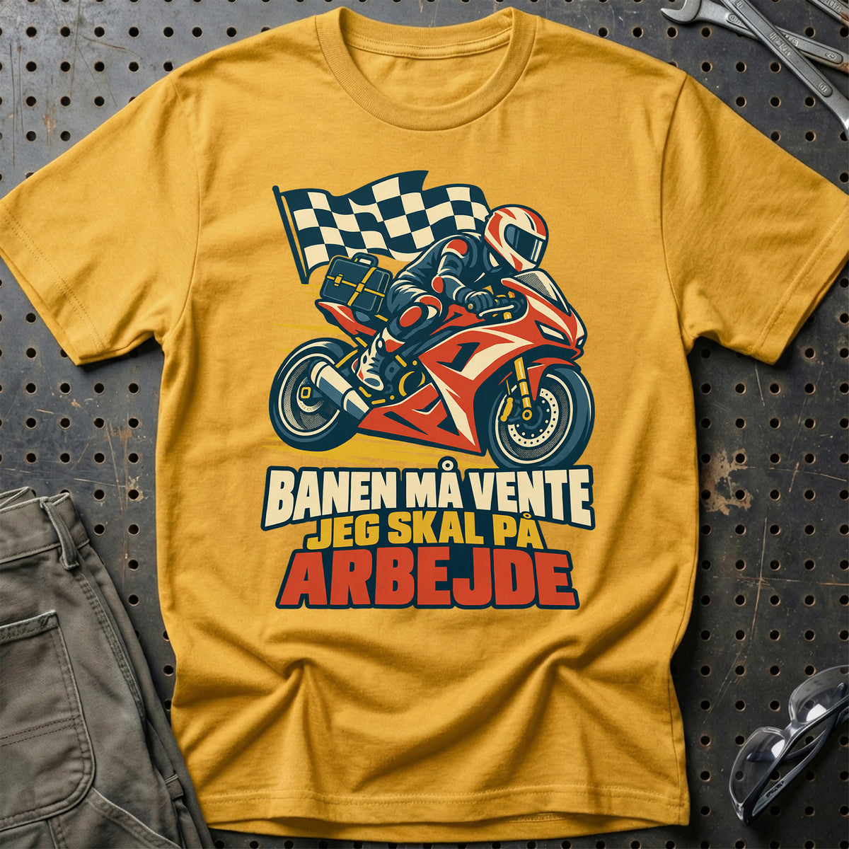
Banen må vente jeg skal på arbejde – Retro – Unisex T-Shirt – Guld