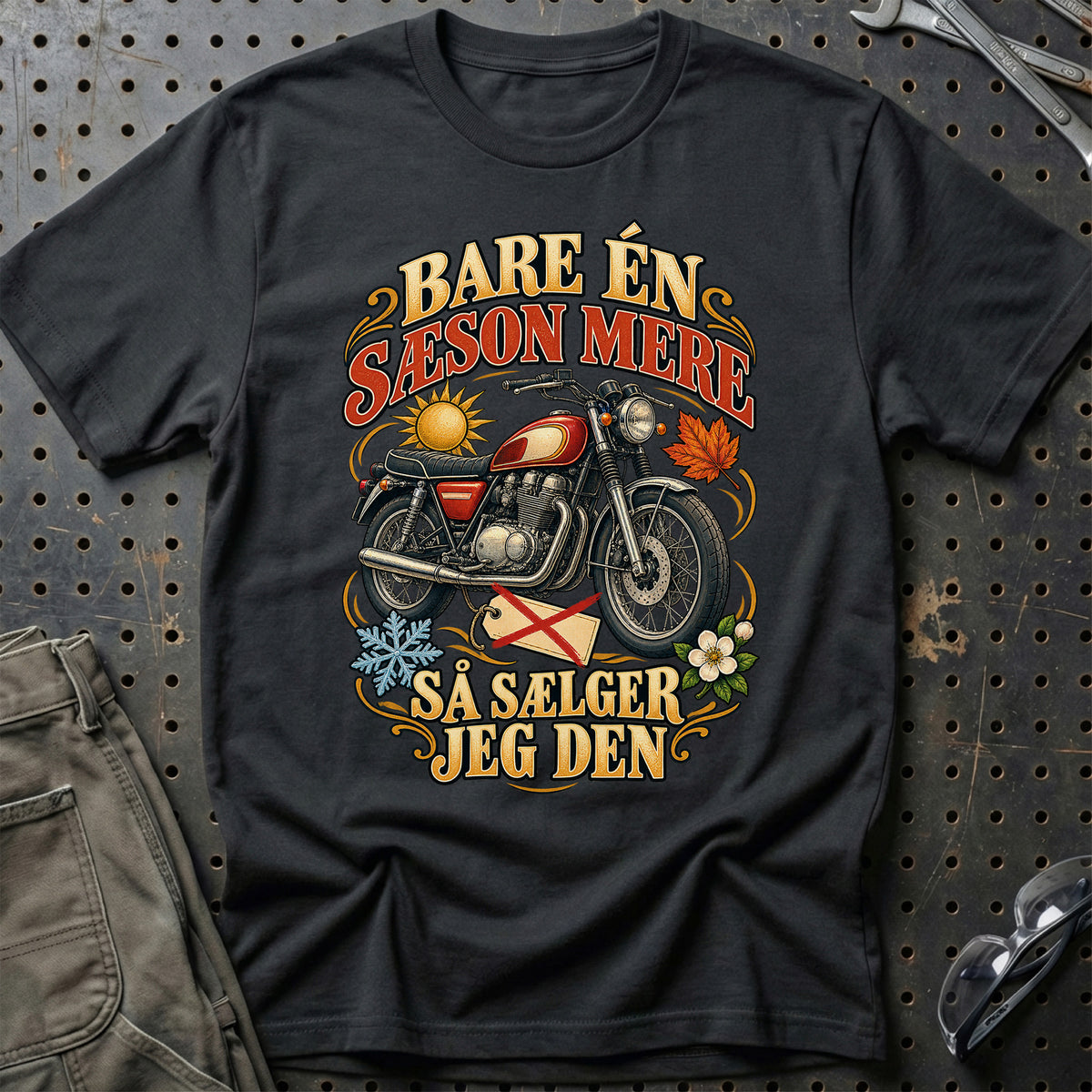 
Bare én sæson mere så sælger jeg den – Illustration – Unisex T-Shirt – Sort