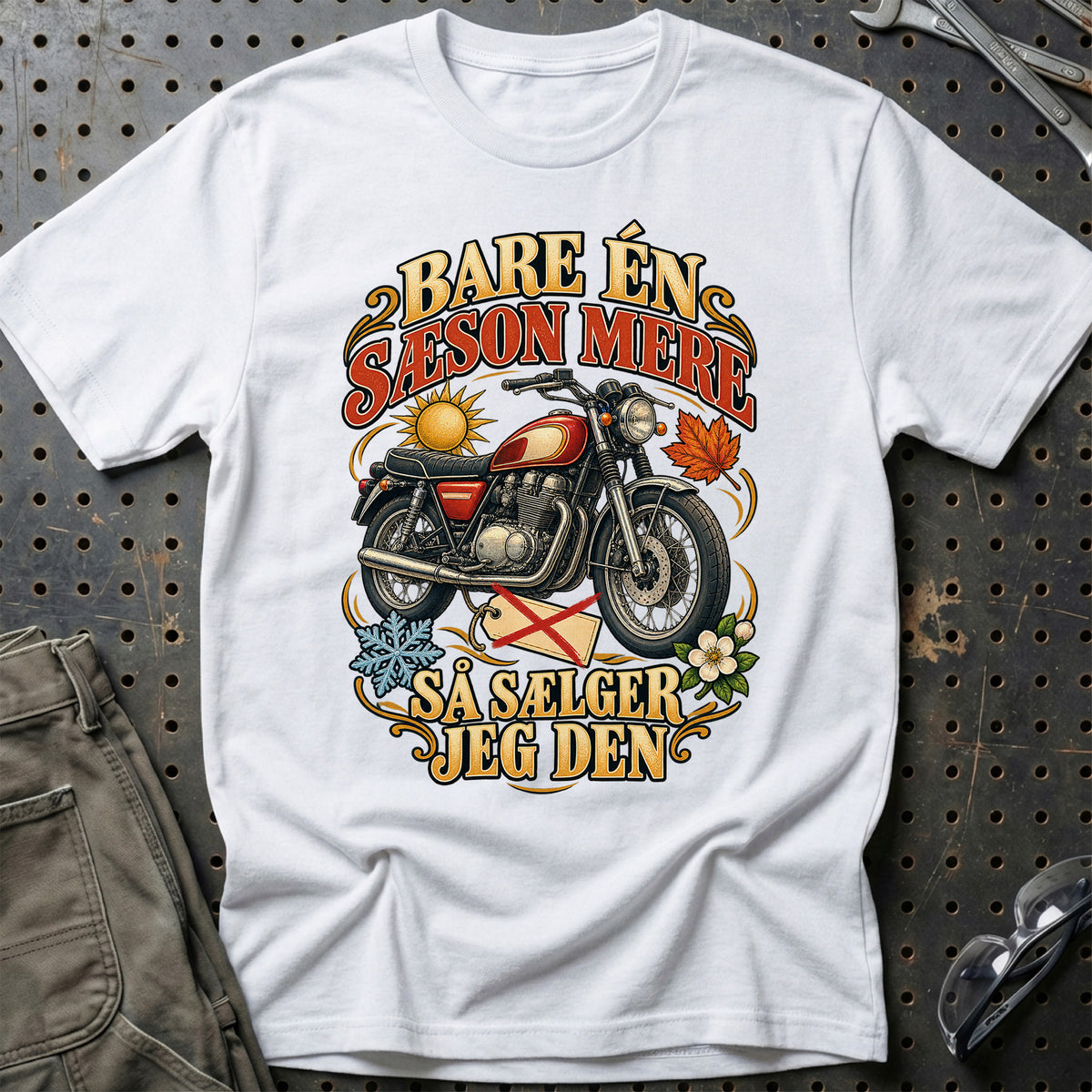 
Bare én sæson mere så sælger jeg den – Illustration – Unisex T-Shirt – Hvid