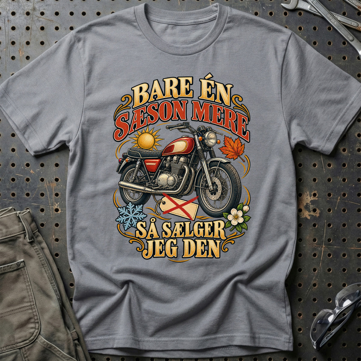 
Bare én sæson mere så sælger jeg den – Illustration – Unisex T-Shirt – Grå Sport