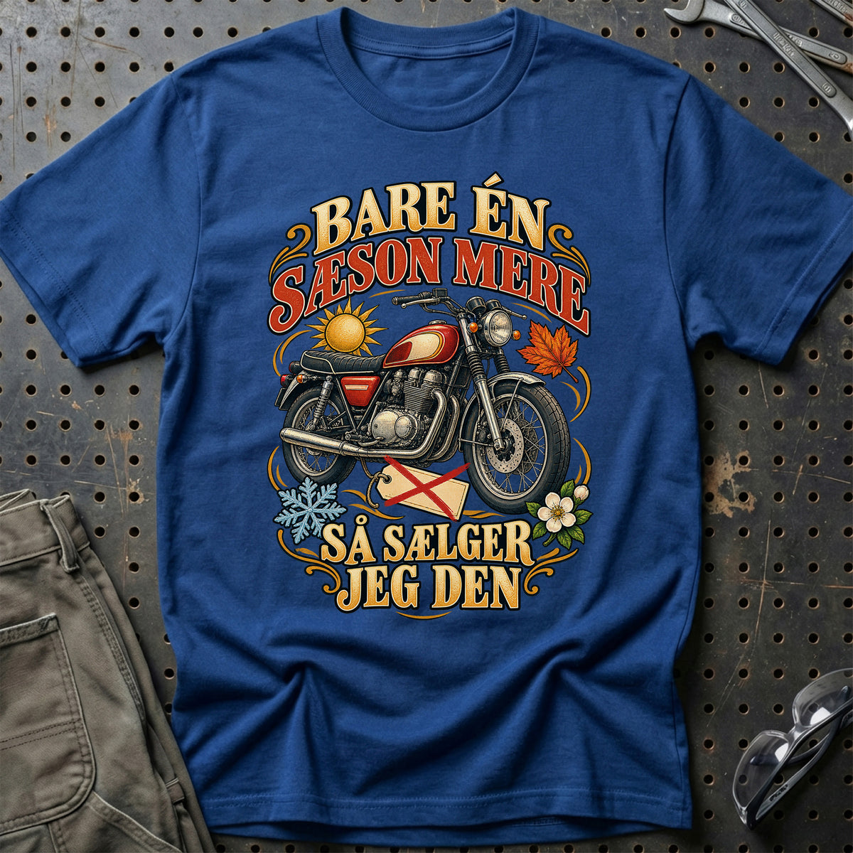 
Bare én sæson mere så sælger jeg den – Illustration – Unisex T-Shirt – Blå Royal