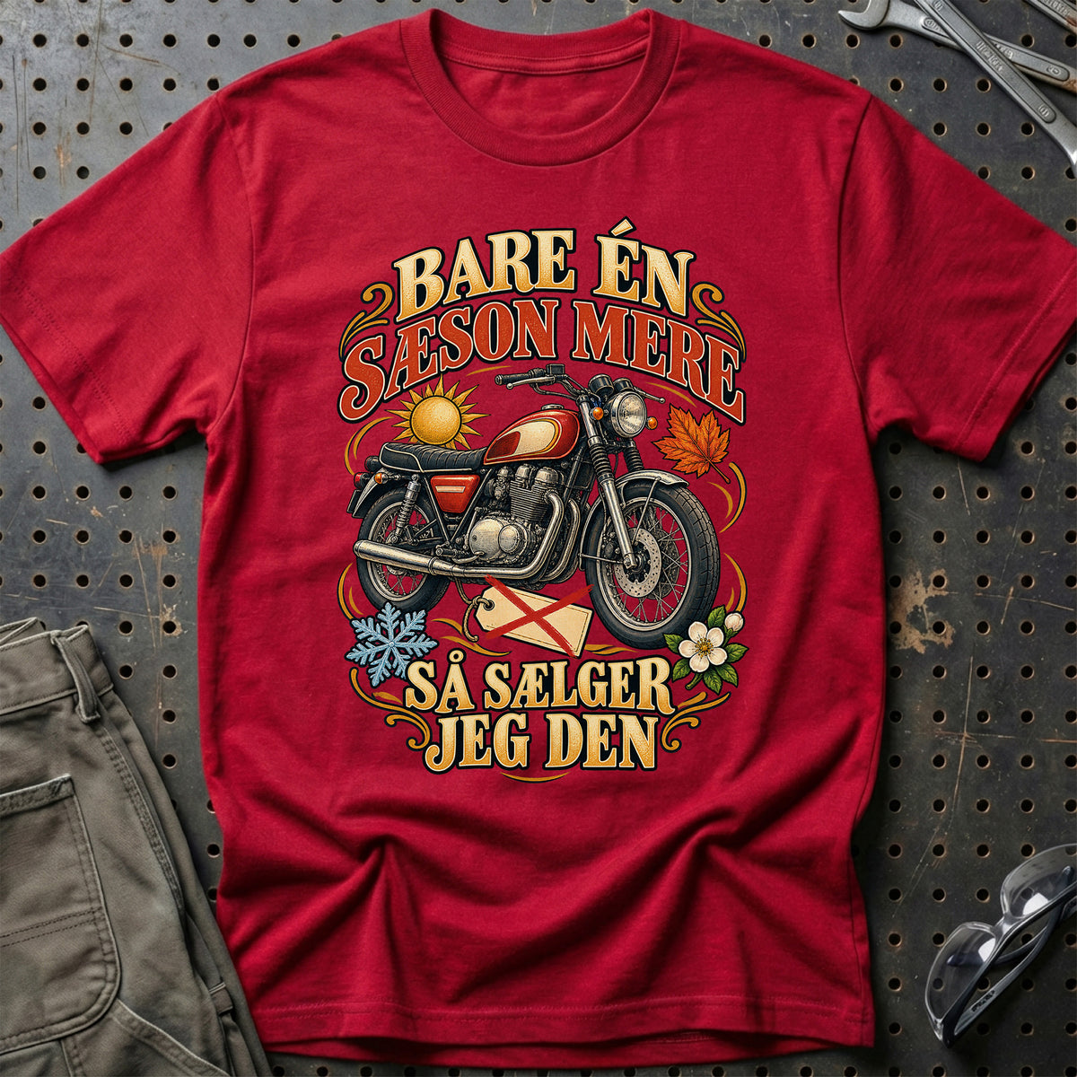 
Bare én sæson mere så sælger jeg den – Illustration – Unisex T-Shirt – Rød