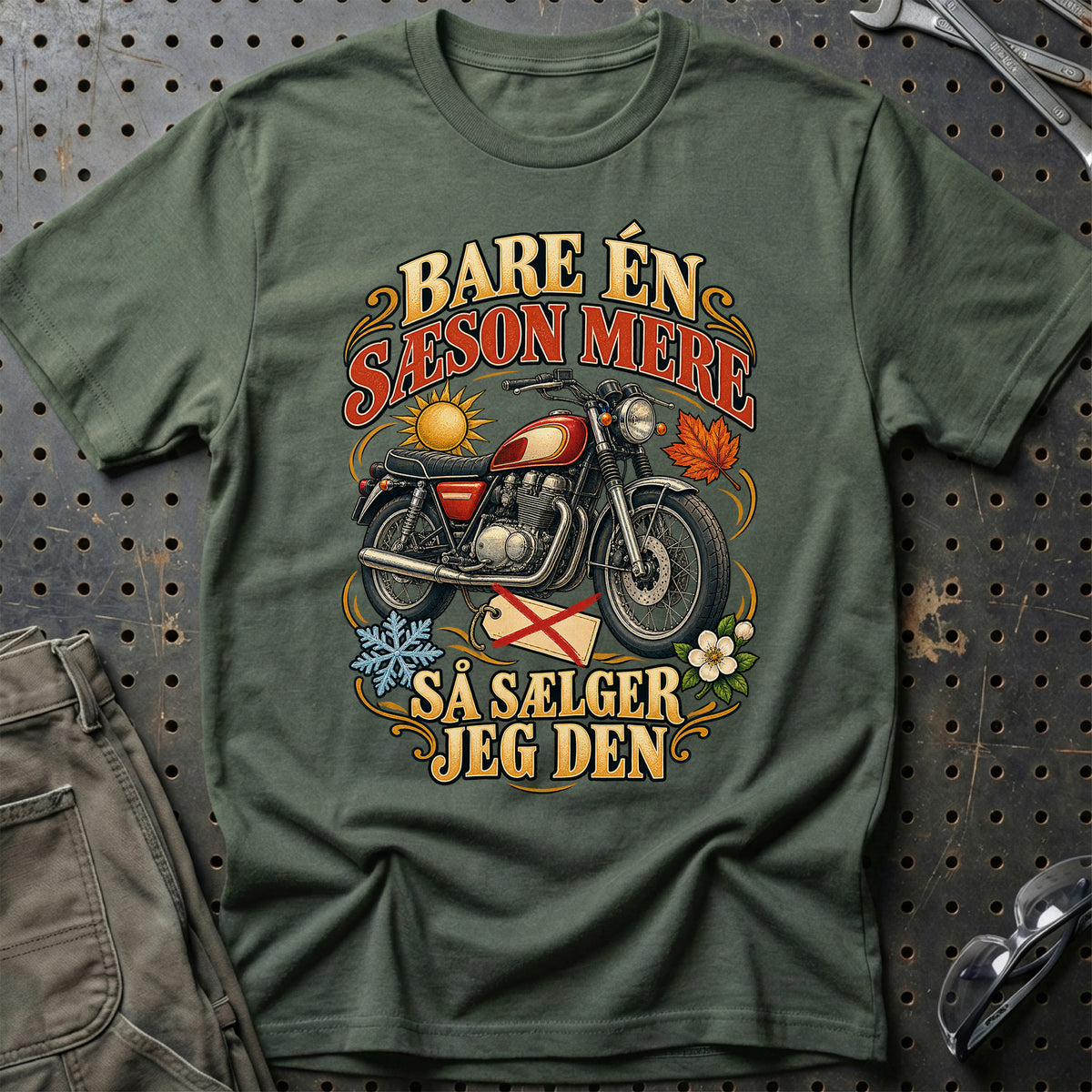 
Bare én sæson mere så sælger jeg den – Illustration – Unisex T-Shirt – Grøn Militær
