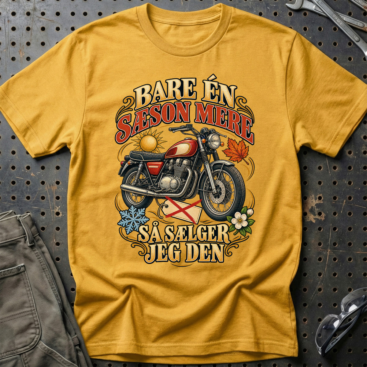 
Bare én sæson mere så sælger jeg den – Illustration – Unisex T-Shirt – Guld