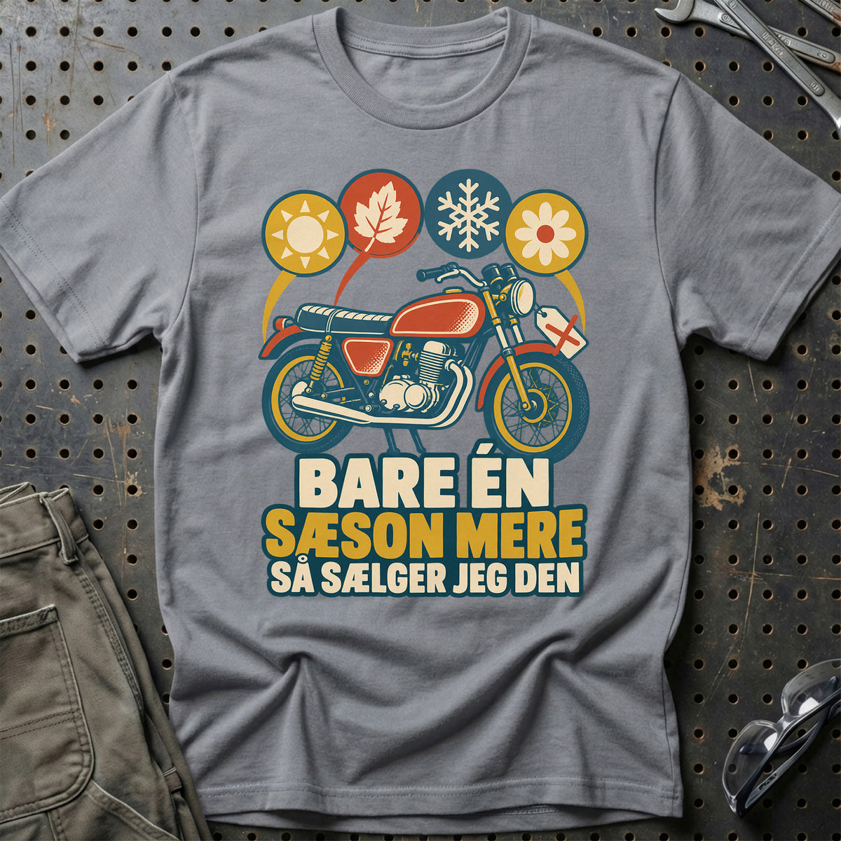 
Bare én sæson mere så sælger jeg den – Retro – Unisex T-Shirt – Grå Sport