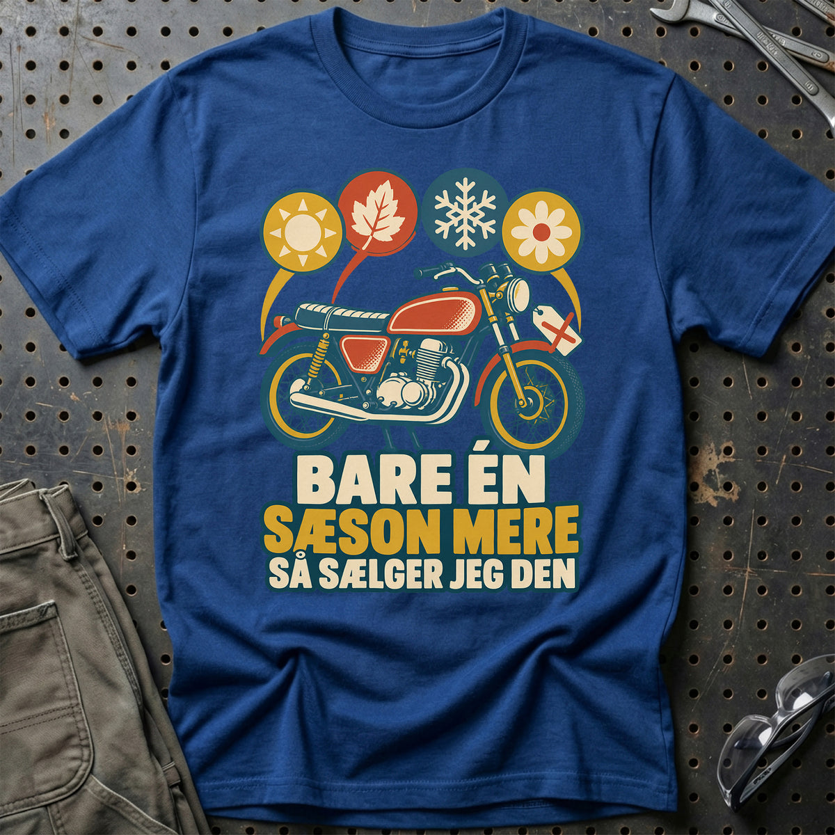 
Bare én sæson mere så sælger jeg den – Retro – Unisex T-Shirt – Blå Royal