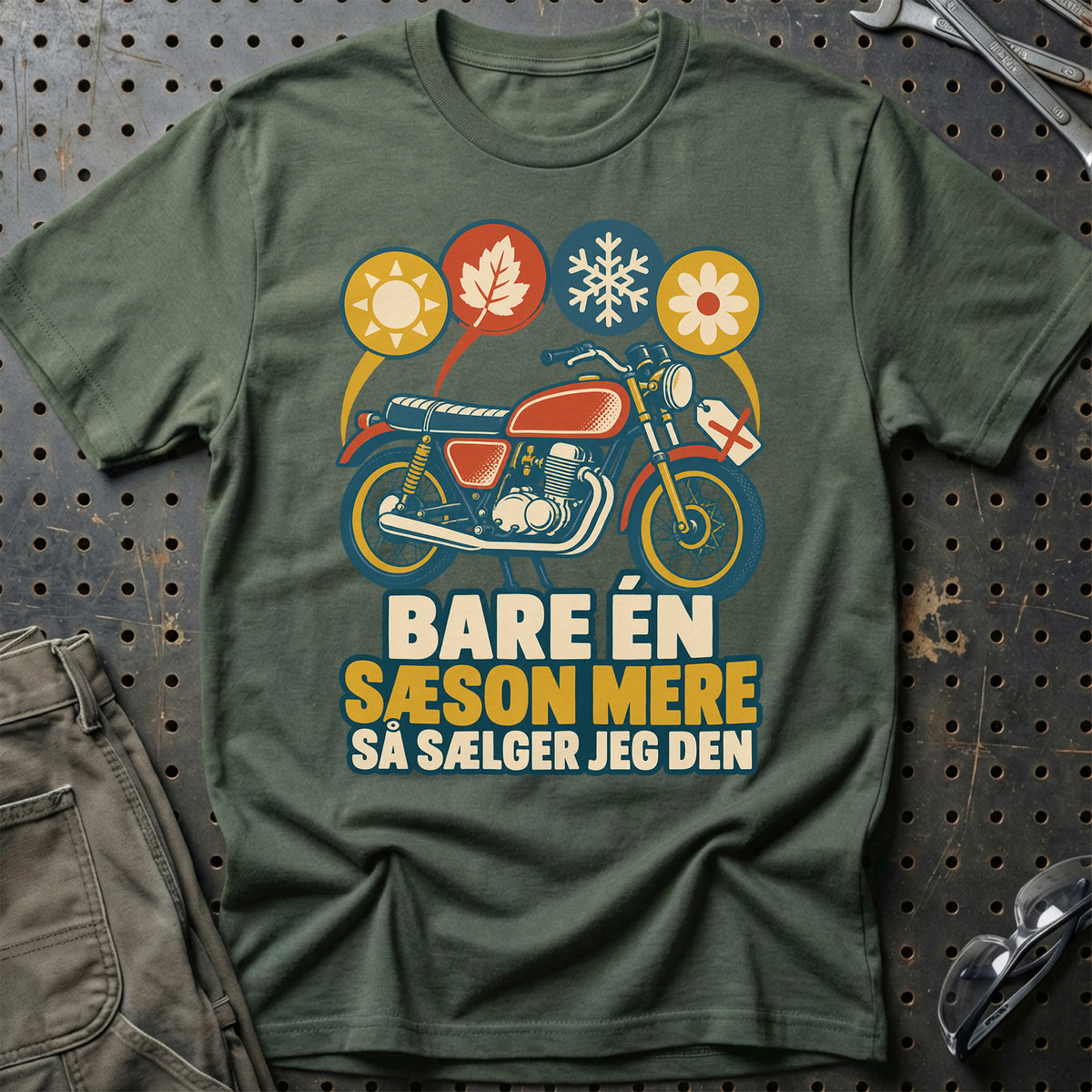 
Bare én sæson mere så sælger jeg den – Retro – Unisex T-Shirt – Grøn Militær
