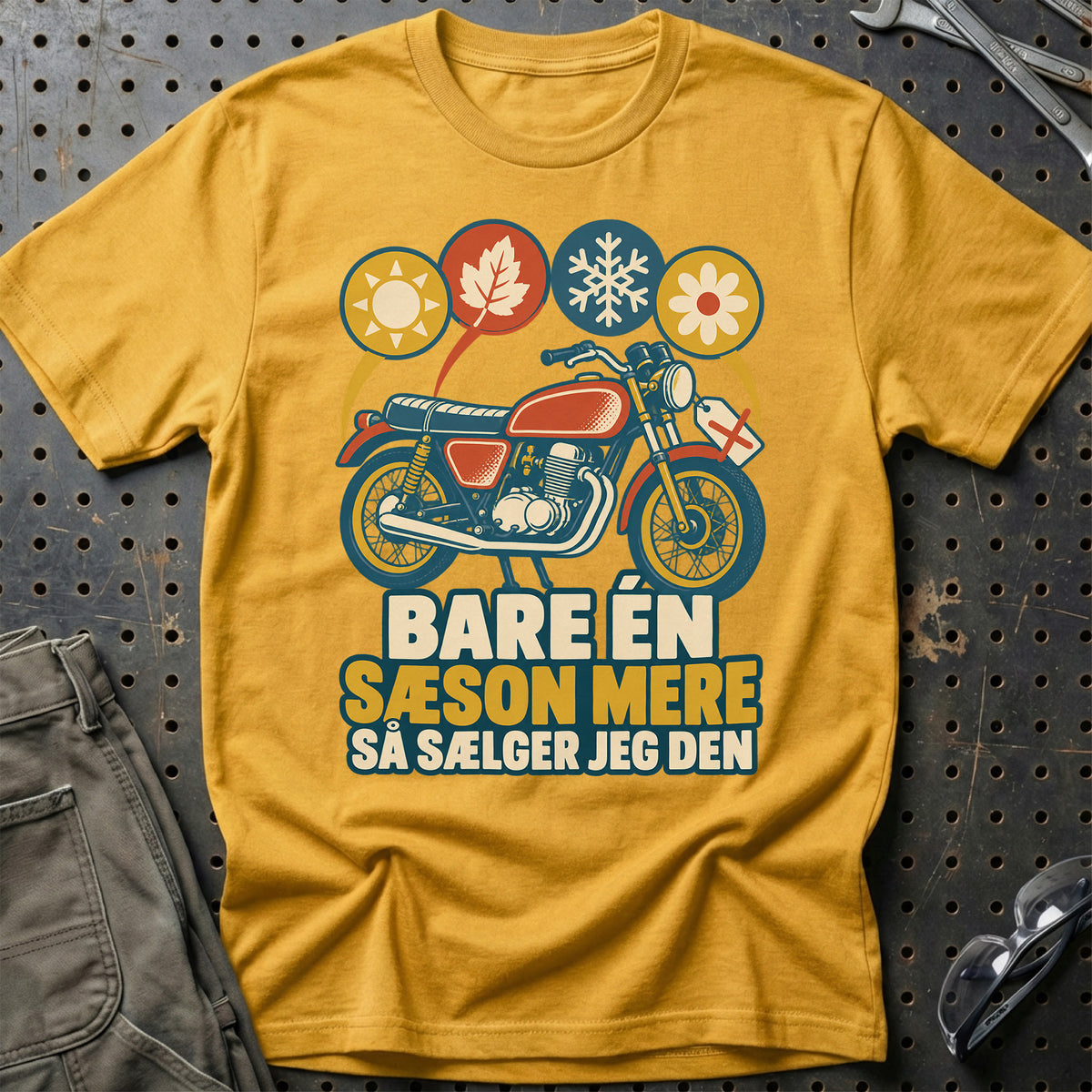
Bare én sæson mere så sælger jeg den – Retro – Unisex T-Shirt – Guld