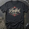 
Bedford Garage – Pinstripe – Unisex T-Shirt med tryk foran, farve: Sort