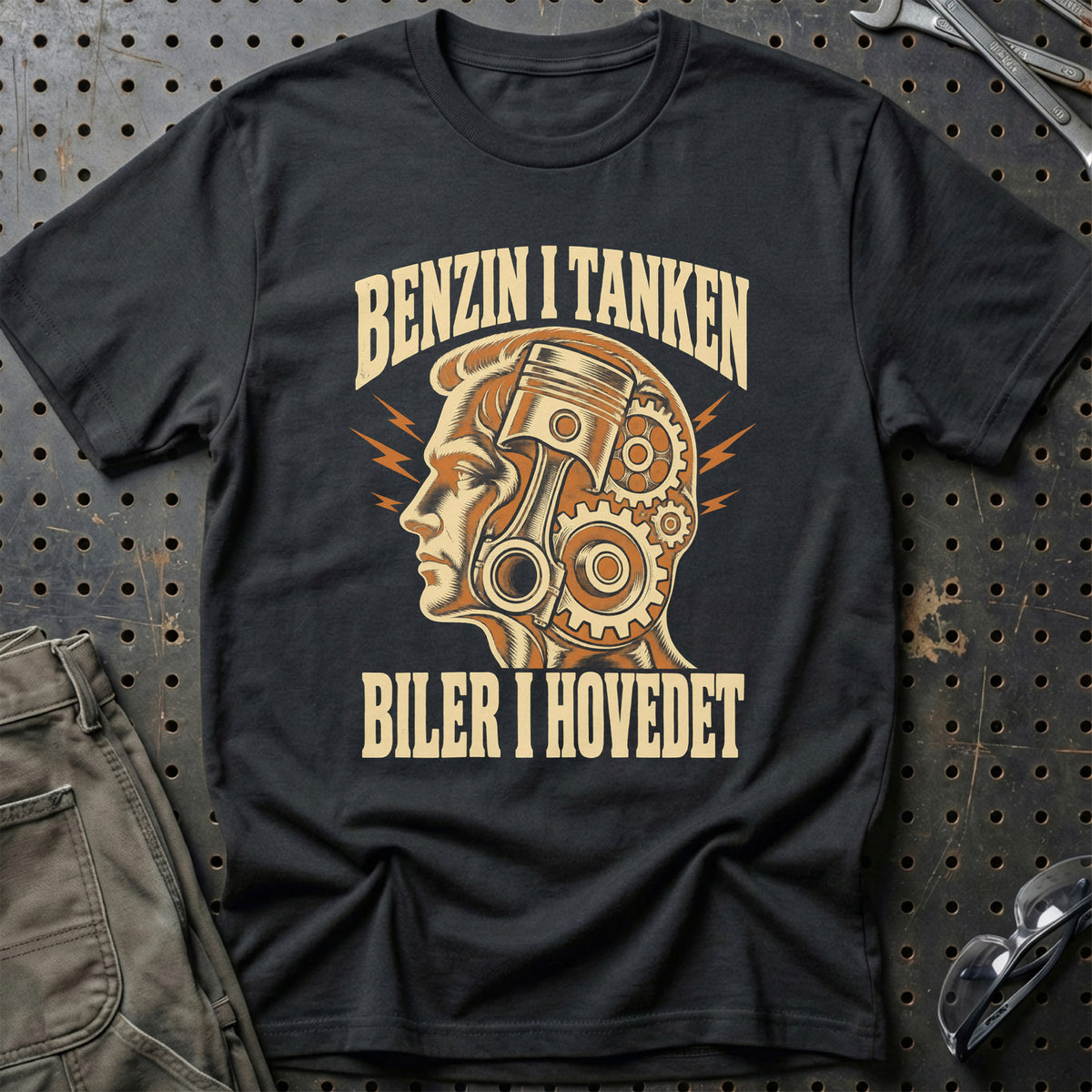 Benzin i tanken – Biler i hovedet T-Shirt-Beklædning-Garage Culture-Sort-S-Garage Culture Shop- garage - man cave - merchandise