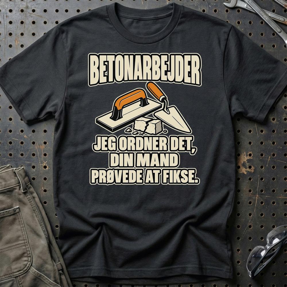 Betonarbejder – Jeg Ordner Det, Din Mand Prøvede At Fikse T-Shirt – Sort