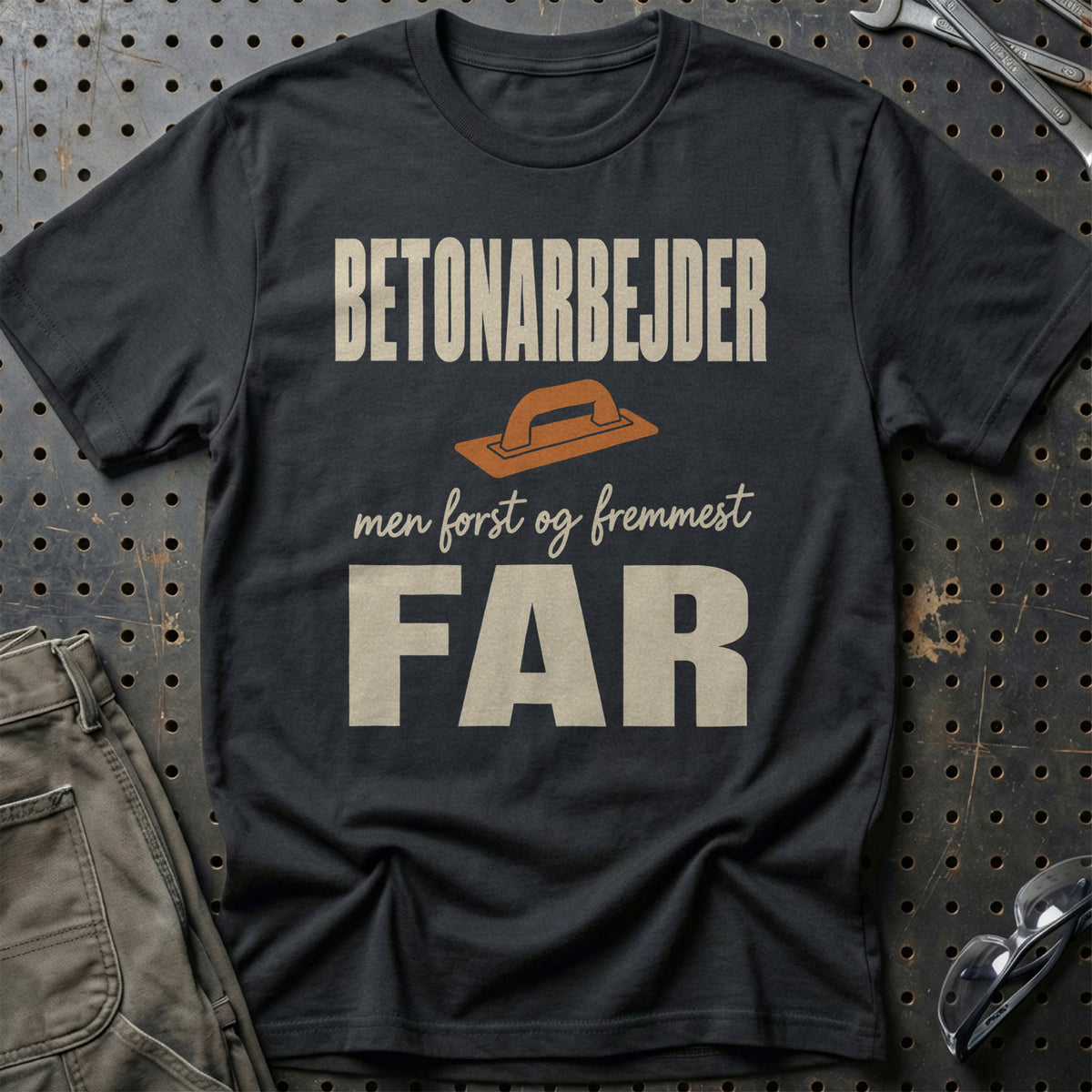 Betonarbejder – Men Først Og Fremmest Far T-Shirt – Sort