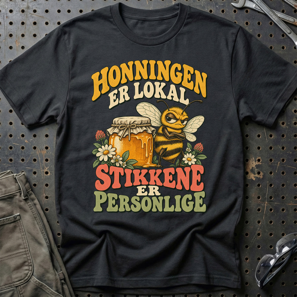 
Biavler – Honningen er lokal stikkene er personlige – Unisex T-Shirt med tryk foran, farve: Sort