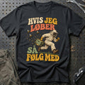 
Biavler – Hvis jeg løber så følg med – Unisex T-Shirt med tryk foran, farve: Sort