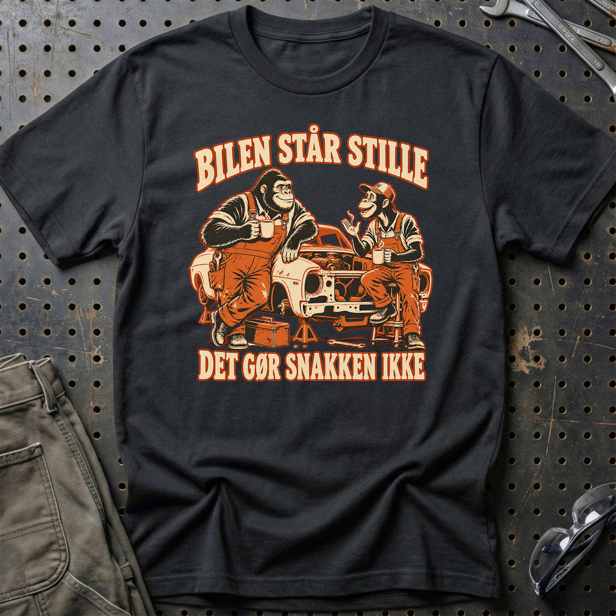 Bilen står stille – Det gør snakken ikke T-Shirt – Sort