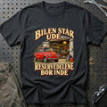 
Bilen står ude – Reservedelene bor inde – Illustration – Unisex T-Shirt – Sort
