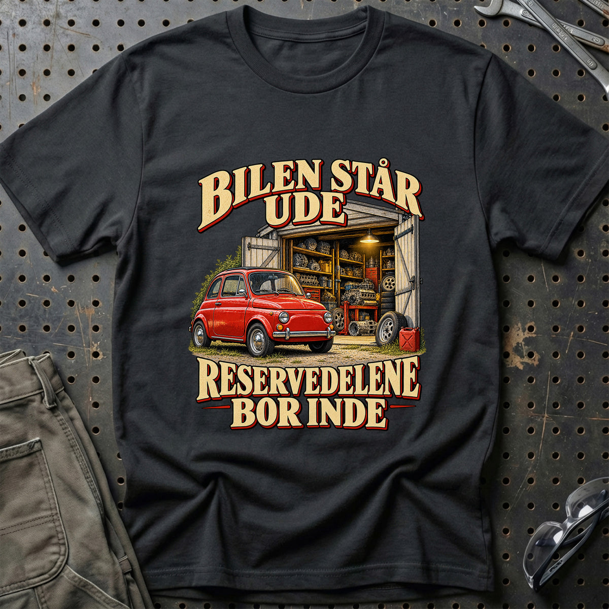 
Bilen står ude – Reservedelene bor inde – Illustration – Unisex T-Shirt – Sort