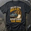 
Bilen var billig – Afgifterne var ikke – Illustration – Unisex T-Shirt – Sort