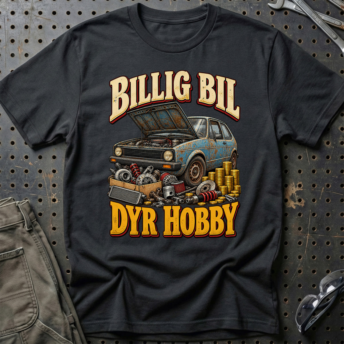 
Billig bil – Dyr hobby – Illustration – Unisex T-Shirt – Sort