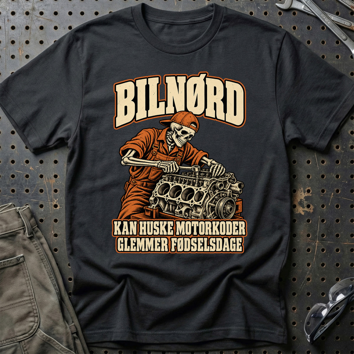 Bilnørd – Kan huske motorkoder – Glemmer fødselsdage T-Shirt – Sort