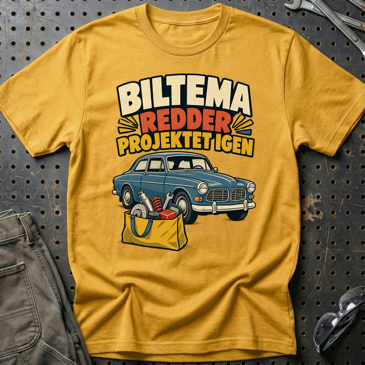 
Biltema redder projektet igen – Tegneserie – Unisex T-Shirt med tryk foran, farve: Guld