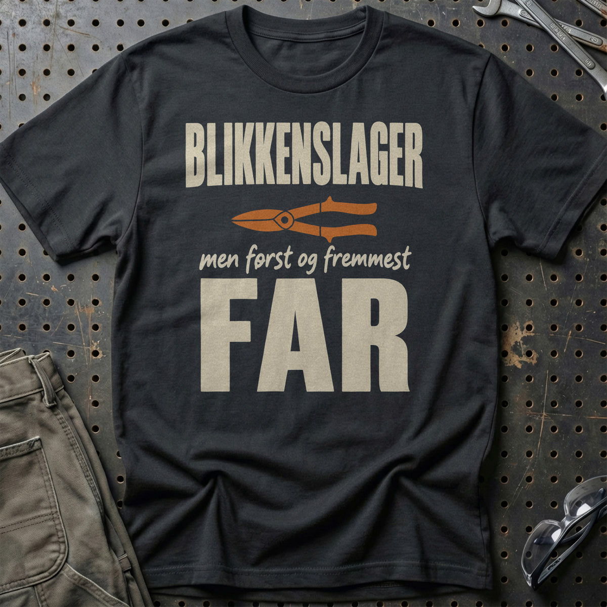 Blikkenslager – Men Først Og Fremmest Far T-Shirt – Sort