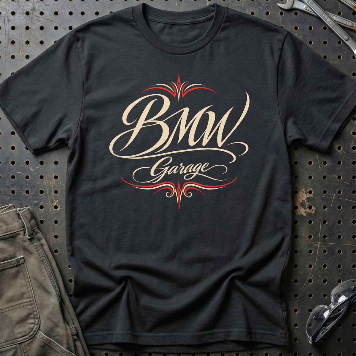 
BMW Garage – Pinstripe – Unisex T-Shirt med tryk foran, farve: Sort
