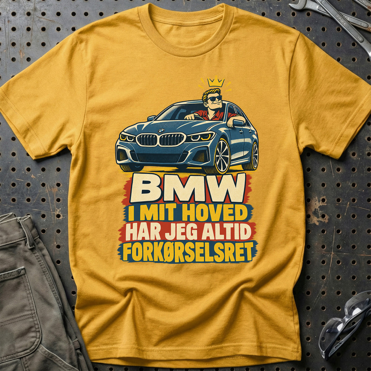 
BMW – I mit hoved har jeg altid forkørselsret – Retro – Unisex T-Shirt – Guld