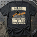 Brolægger – Jeg Ordner Det, Din Mand Prøvede At Fikse T-Shirt – Sort