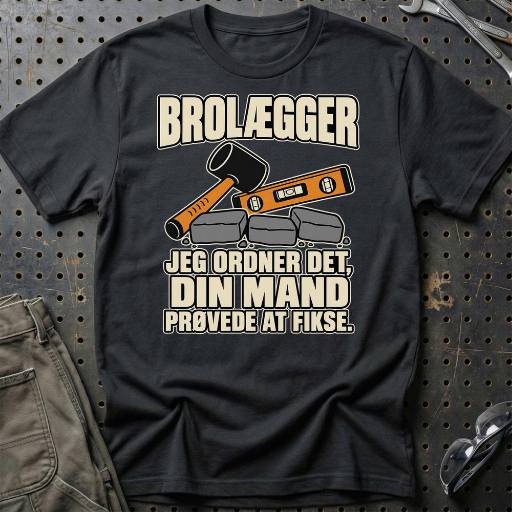 Brolægger – Jeg Ordner Det, Din Mand Prøvede At Fikse T-Shirt – Sort
