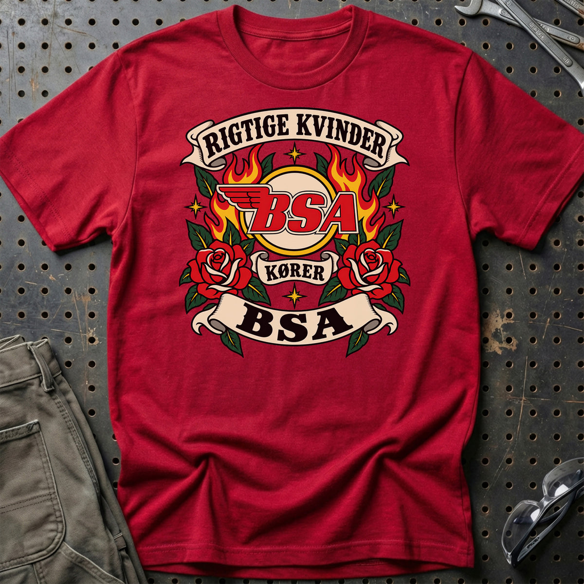 BSA Rigtige Kvinder Kører – Roser og Flammer T-Shirt – Rød
