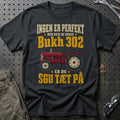 Bukh 302 – Ingen Er Perfekt T-Shirt – Sort