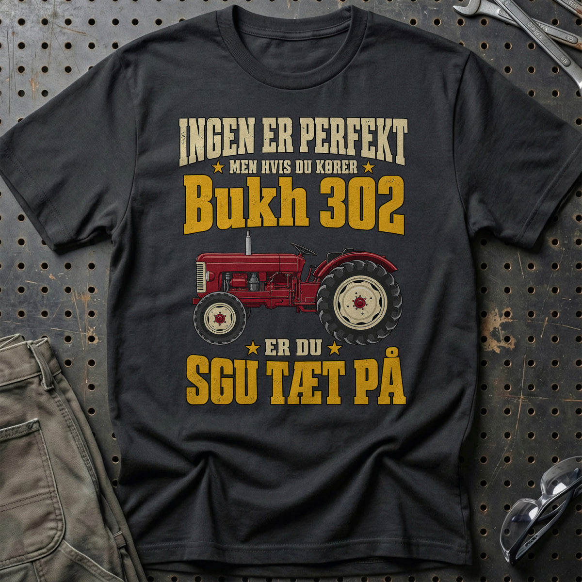 Bukh 302 – Ingen Er Perfekt T-Shirt – Sort
