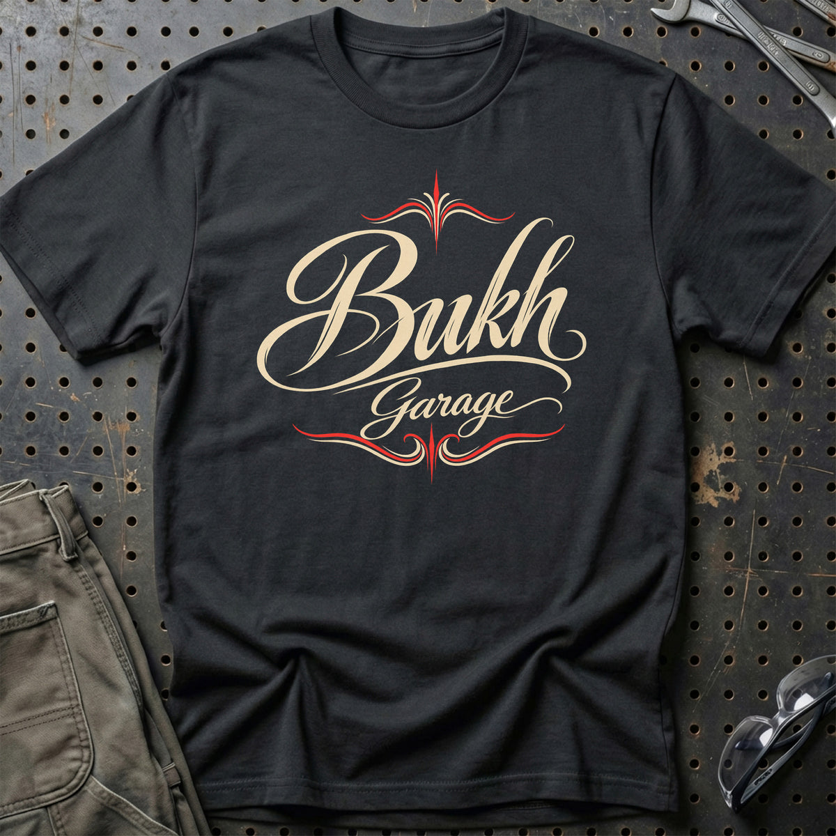 
Bukh Garage – Pinstripe – Unisex T-Shirt med tryk foran, farve: Sort