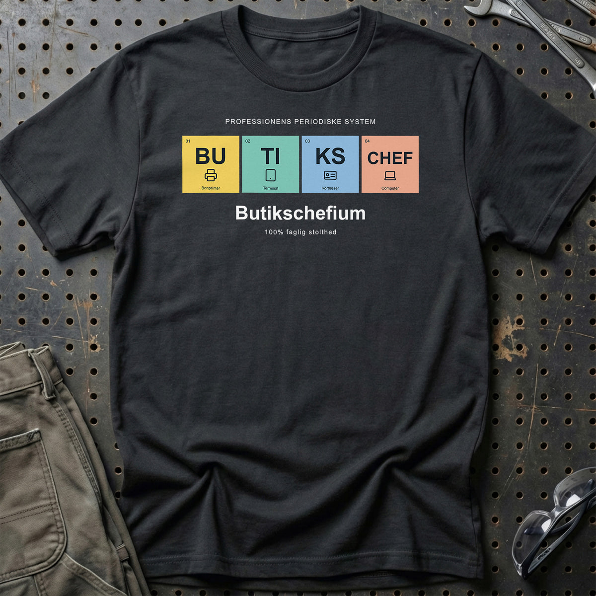 
Butikschef – Butikschefium – Unisex T-Shirt med tryk foran, farve: Sort