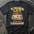 
Campist – Vi rejser let kun én campingvogn – Unisex T-Shirt med tryk foran, farve: Sort