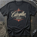 
Caterpillar Garage – Pinstripe – Unisex T-Shirt med tryk foran, farve: Sort